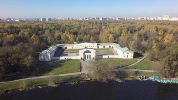 aérienne automne étang rivière parc forêt réserve naturelle lac feuille par drone 
