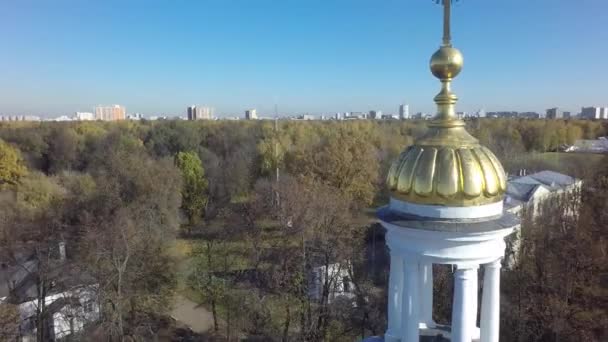 Iglesia aérea campanario cúpula en el parque por dron — Vídeo de stock