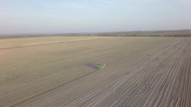 Antenowe ziemniaków zbioru pole jesienią przez drone — Wideo stockowe