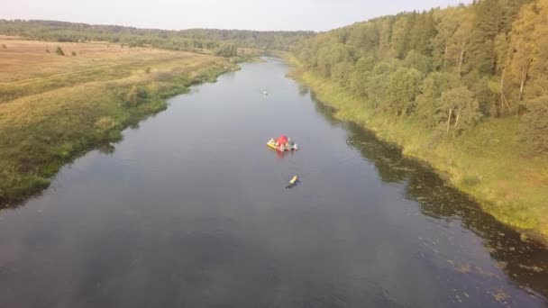 Aerial hösten sommaren river park skog naturreservat kajak av drone — Stockvideo