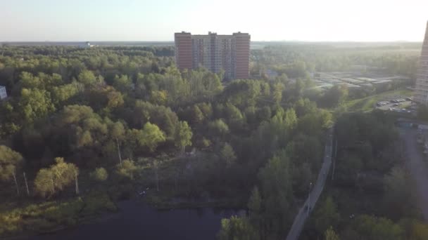 Aerial hösten damm river park skog naturreservat sjön blad av drone — Stockvideo