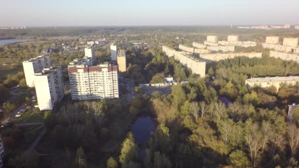 Antenowe jesień staw rzeka Las rezerwat jezioro liści przez drone — Wideo stockowe