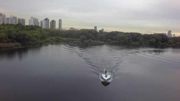 Luchtfoto herfst zomer zonsondergang rivier park forest aard jacht boot door drone — Stockvideo