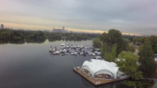 Antena otoño verano atardecer río parque bosque naturaleza yate barco por dron — Vídeos de Stock