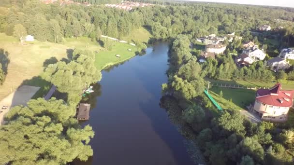 Antenowe jesień staw rzeki park forest hotel Dom budowa szpitala przyrody rezerwat jezioro liści przez drone — Wideo stockowe