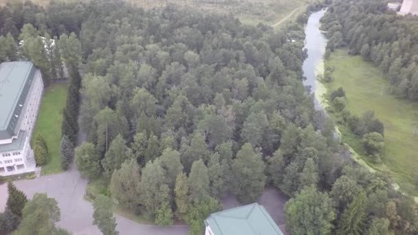 Воздушный осенний пруд речной парк лесной домик гостиничный дом Госпиталь природный заповедник Лист озера на дроне — стоковое видео