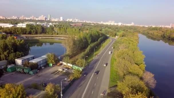 空中的夏秋季河路与由无人驾驶汽车 — 图库视频影像