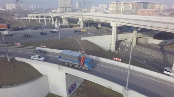 Construction aérienne autoroute route voiture circulation construction de routes dans la ville par drone — Video