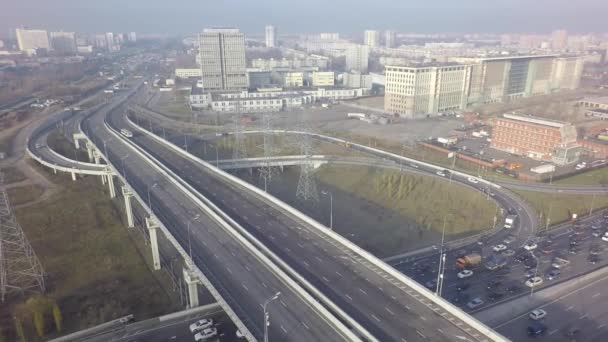 Construcción aérea carretera tráfico de coches construcción de carreteras en la ciudad por dron — Vídeo de stock