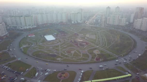 空中的无人机建设公路道路汽车交通道路建设的城市 — 图库视频影像