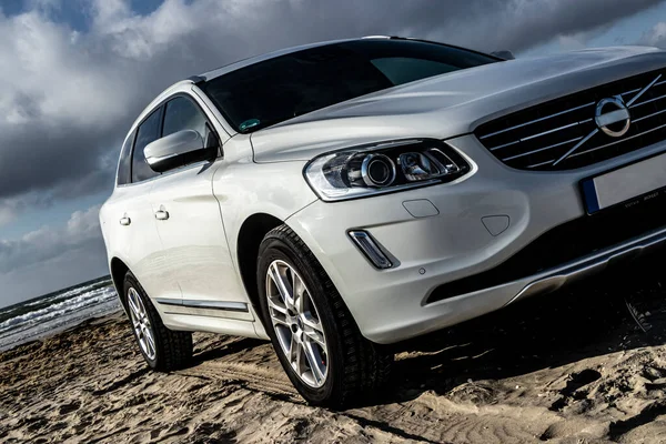 Danimarka 'nın Romo adasındaki kumlu sahilde Kuzey Denizi' nde güzel beyaz bir araba.