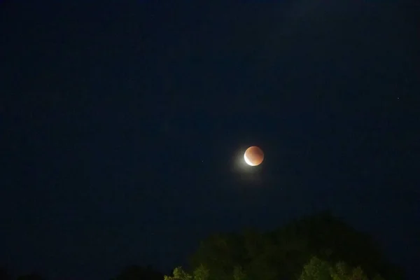 7 Eylül 2025 'te Bremerhaven, Leherheide' de Almanya üzerinde güzel bir kızıl kanlı ay tutulması.