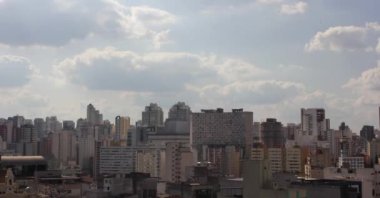 bulutlar gökyüzünde geçen