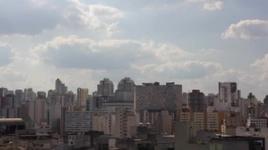 bulutlar gökyüzünde geçen