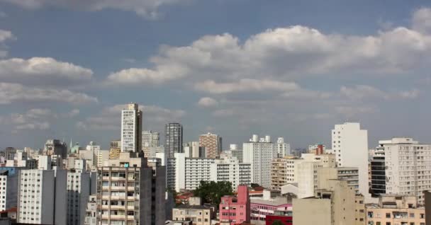 Wolken ziehen durch den Himmel — Stockvideo