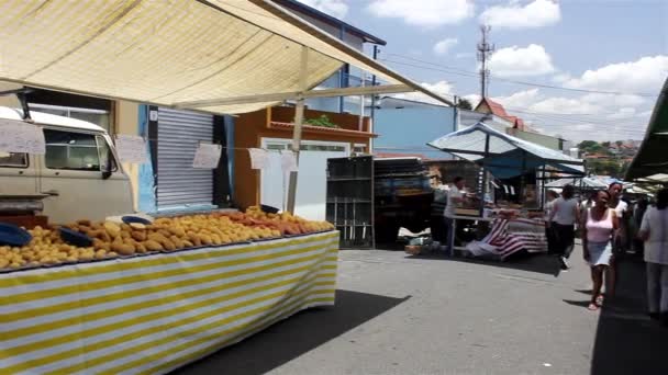 Gente comprando verduras y frutas — Vídeos de Stock