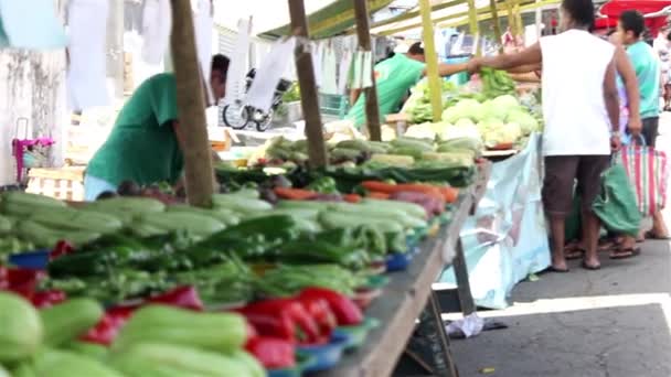 Människor köpa grönsaker och frukt — Stockvideo