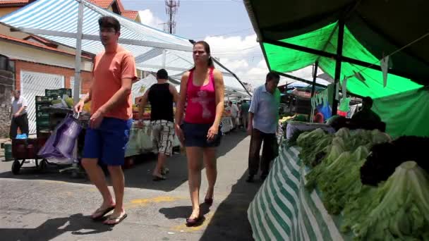 Pessoas comprando legumes e frutas — Vídeo de Stock