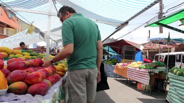 Mensen kopen van vruchten — Stockvideo