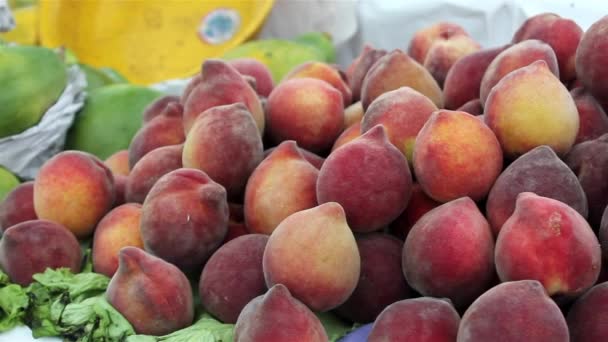 Уличный рынок с персиками — стоковое видео