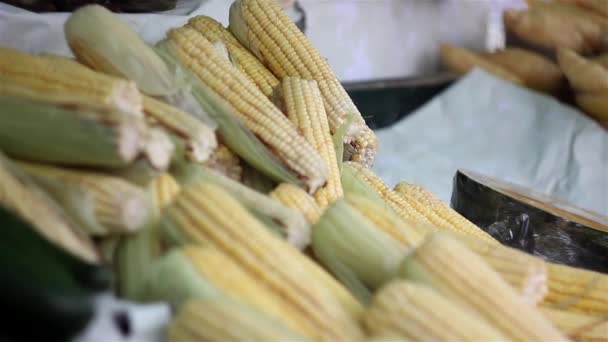 Un mercado callejero con maíz — Vídeos de Stock