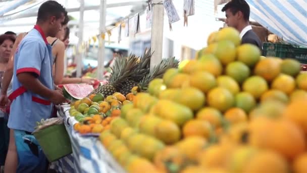 Folk köper frukt — Stockvideo