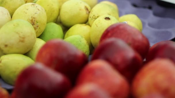 Уличный рынок с яблоками и лимонами — стоковое видео