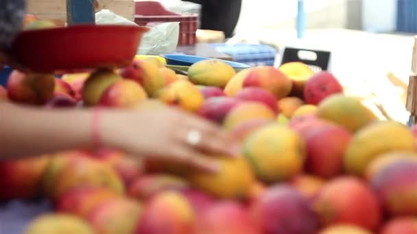 Um mercado de rua em São Paulo com frutas — Vídeo de Stock