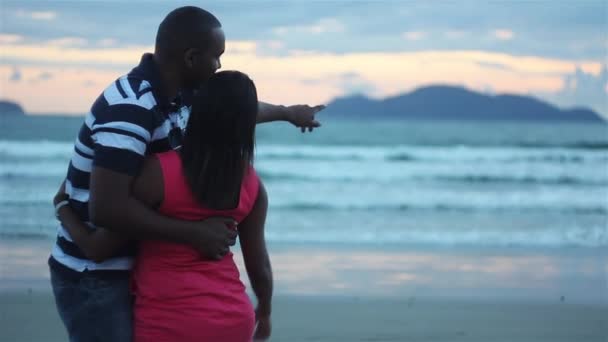 Para przytulanie na zachodzie słońca — Wideo stockowe