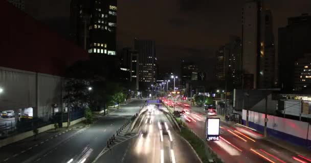 Provoz ve městě Sao Paulo v noci — Stock video