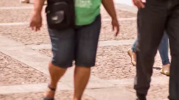 Menschen gehen im Zentrum von São Paulo spazieren — Stockvideo