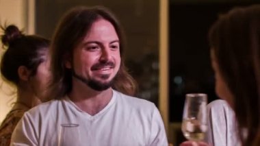 arkadaşlar yeni yıl kutlama bir partide