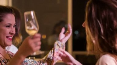 arkadaşlar yeni yıl kutlama bir partide