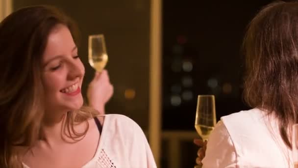 Друзі на вечірці святкують Новий рік — стокове відео