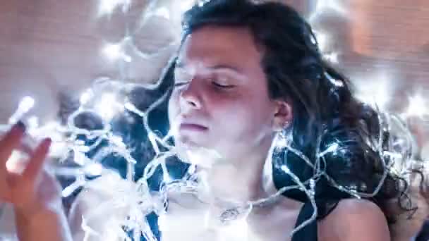 소녀는 크리스마스 불빛으로 활약 — 비디오