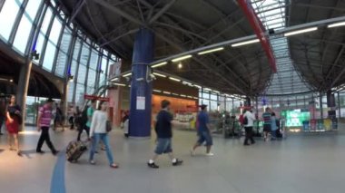 Metroda insanlar yürümek