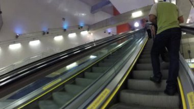Metroda insanlar yürümek
