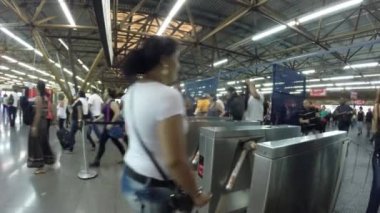 Metroda insanlar yürümek