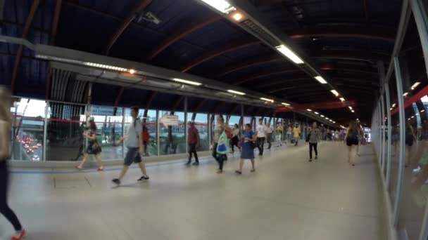 지하철에서 사람들이 산책 — 비디오