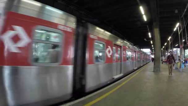 Mensen lopen in de metro — Stockvideo