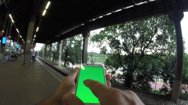 La gente camina en el metro — Vídeo de stock