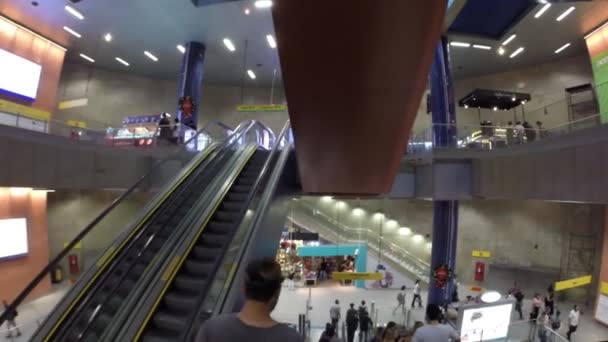 Folk går i tunnelbanan — Stockvideo