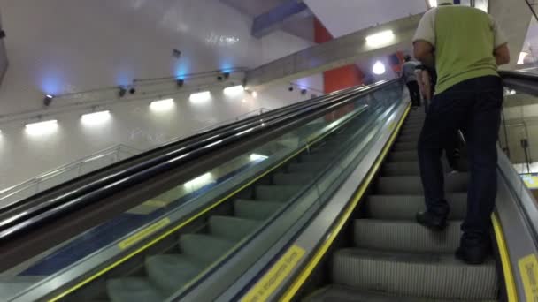 La gente cammina nella metropolitana — Video Stock