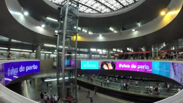 Люди ходят в метро — стоковое видео