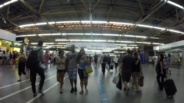 Люди ходят в метро — стоковое видео