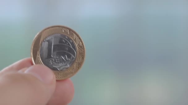 Muchas monedas brasileñas esparcidas sobre la mesa — Vídeo de stock