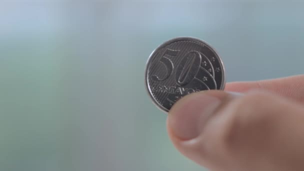 Muitas moedas brasileiras espalhadas na mesa — Vídeo de Stock