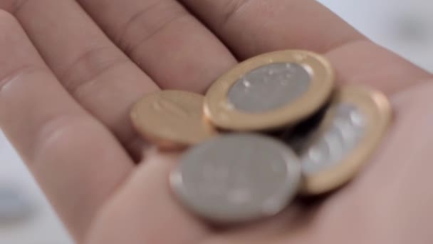 Muchas monedas brasileñas esparcidas sobre la mesa — Vídeos de Stock