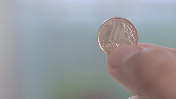 Muchas monedas brasileñas esparcidas sobre la mesa — Vídeo de stock