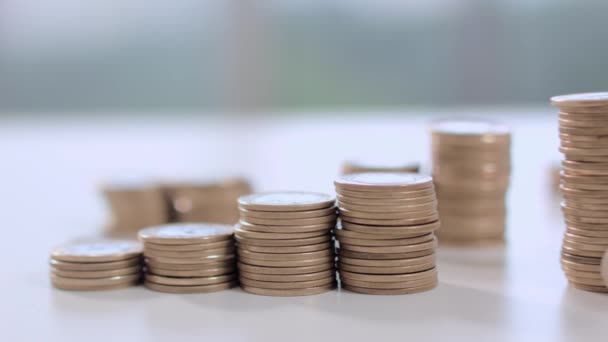 Many Brazilian coins scattered on the table — Stock Video